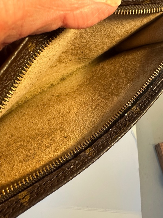 Louis Vuitton Monogram Clutch
Interior removed due to peeling and stickiness - Picture 7 of 7